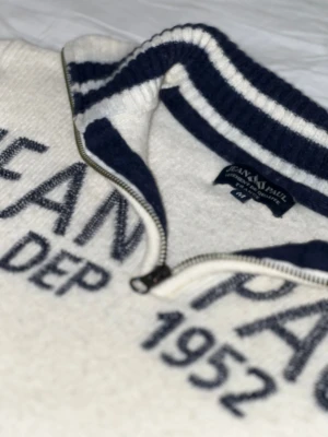 Jean paul gaultier tröja  - Tröjan är vintage som är från 00 talet och för folk som gillar ”old money” och klassisk stil är det här för dig. Det är storleken M men det känns som S. 