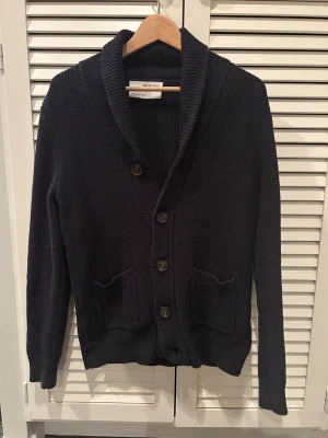 Cardigan  - Skit snygg cardigan från Selceted i storlek M😃 Den är i jättebraskick och har inga som helst defekter‼️🤩 vid frågor är det bara att skriva 📲📲