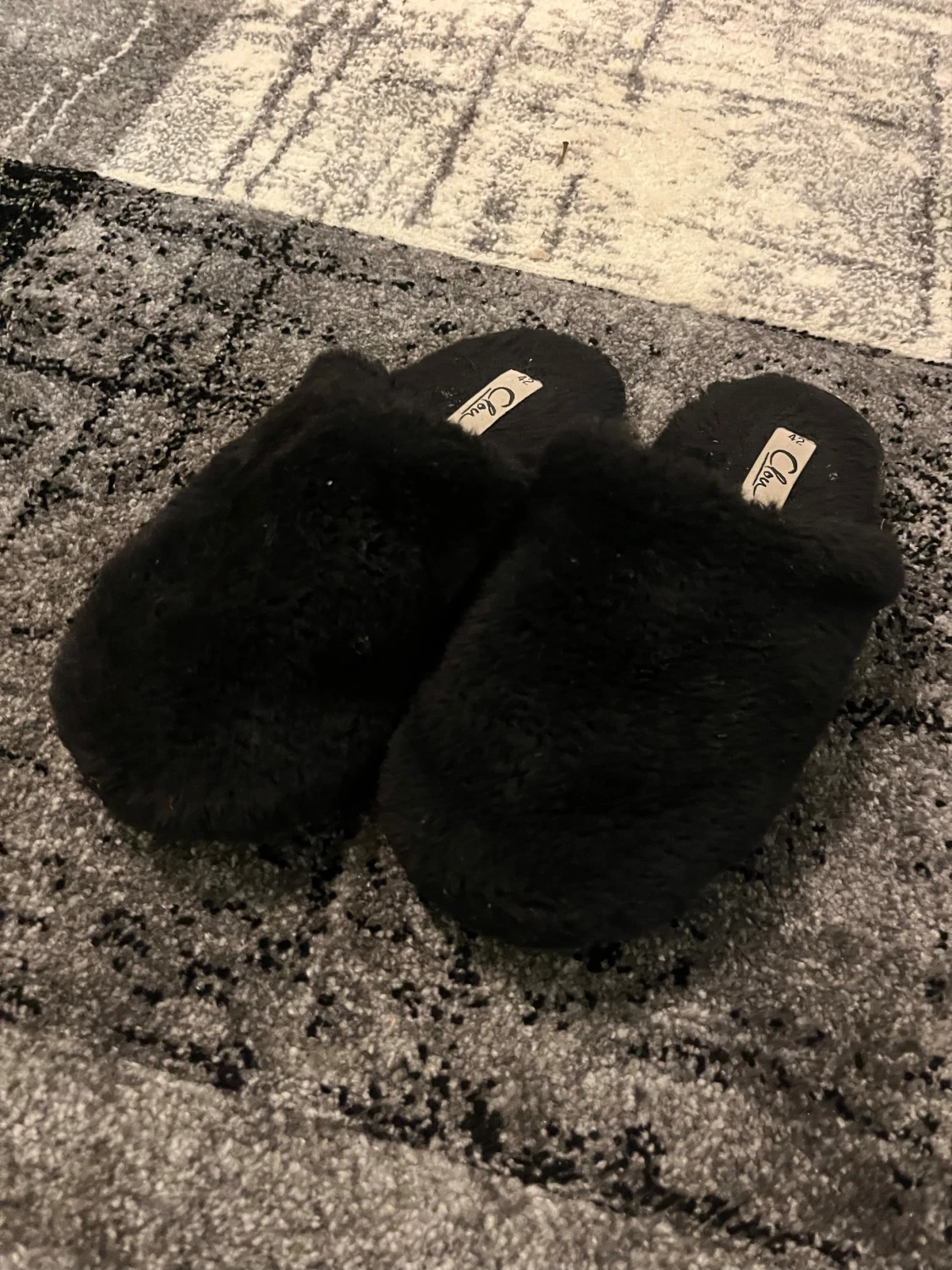 Svarta fluffiga tofflor från DinSko - 1