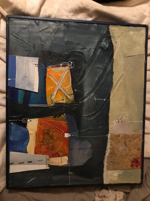 Abstrakt målning av Bori Latz - Unik abstrakt målning på duk av Bori Latz. Färgstarka geometriska former och texturer, blandat med collage och linjer. Signerad i hörnet. Stabil träram med upphängningsvajer. Mindre slitage på ramens hörn, annars i gott skick.