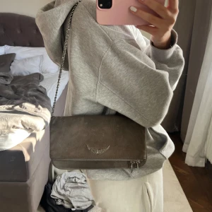 Zadig & Voltaire väska - Kan bäras på olika sätt, har lite fläckar och loggan är lite rostig men annars bra skick. Det ingår två kedjor, en lång och en kortare.