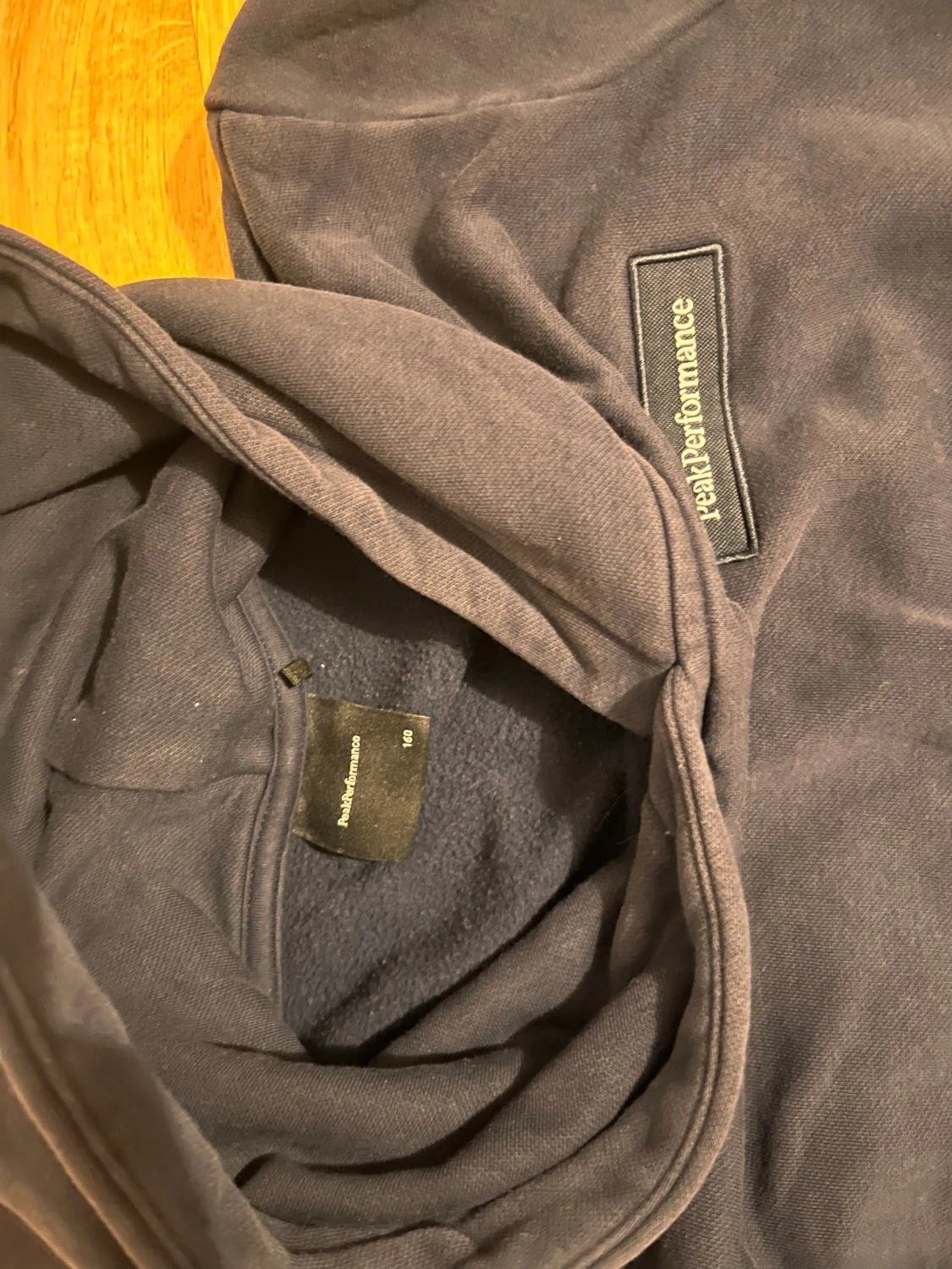 Mörkblå hoodie från Peak Performance - 2