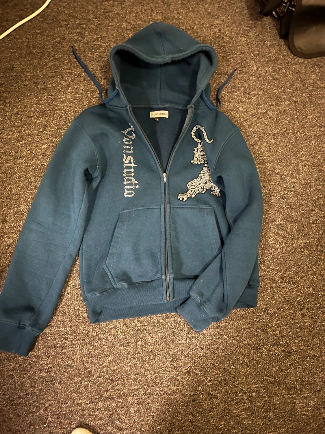 Blå hoodie med tigertryck från Vonstudio