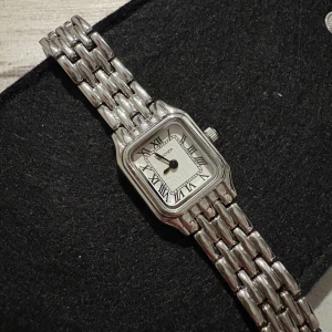 Klocka Sekonda - Silverklocka från Sekonda. Ursprungspriset är 1080kr💗. Den är gjort av rostfritt stål och kommer däremot inte rosta. Den är helt oanvänd och är kvar i originalförpackningen. Jag säljer den för billigare men priset kan fortfarande diskuteras vid snabb affär!!! Säljer eftersom att den inte kommer till användning