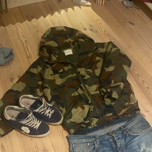 Camouflage vindjacka från Vailent - Riktigt fet vindjacka med luva | storlek S men passar M | skick 9/10✅ | skriv vid frågor eller funderingar!