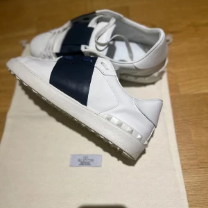 Valentino sneakers  blå  - Väldigt snygga valentino skor 🔥🔥 Perfekt till den som vill vara stilig!!! Funkar till alla väder. Helt nya är dom då dom var för små 💯🔥🔥 Skriv vid minsta lilla fråga