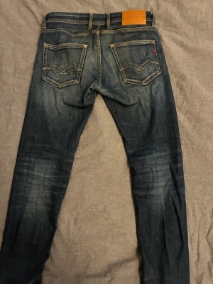 Replay jeans - Blå replay jeans som är slitna och i bra använt skick. Modell grover, strl 30:30. I bra använt skick.  Pris 650kr hör av dig vid minsta fundering😄