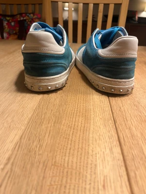 Valentino flycrew - Tja, säljer dessa Valentino flycrews i blå färg. Sitter som 42 och är i bra skick. Alla nitar är kvar och annars är skon i bra skick. Hör av er för övriga frågor!