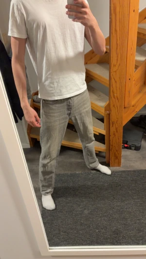 Grå jeans från Jack n Jones  - Säljer ett par gråa jeans med klassisk femficksdesign och rak passform. Jeansen har en snygg tvättad look och är tillverkade i slitstarkt denim. Perfekt för dig som gillar en clean och enkel stil.