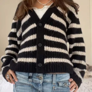 H&M Randig Kofta - Randig kofta från hm, köpt på Vinted! Första bilden är lånad💗