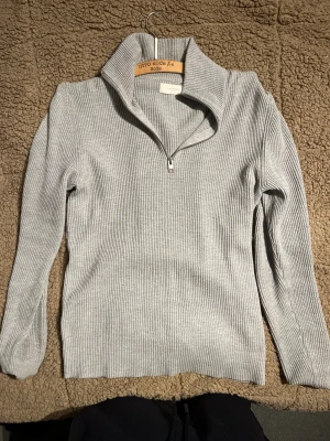 Grå ribbad half zip tröja Jack & Jones - Rensar ut min garderob, alltså vissa kläder som är väll använda vissa är knappt använda, storlek ser ni. Väldigt bra pris på allt så köp boundell om ni vill!! Hör av vid frågor 