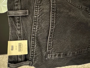 Levi's 501 svarta jeans straight fit/ helt ny oanvända beställning var fel storlek  - Svarta Levi's 501 jeans med klassisk straight fit och fem fickor. Jeansen har en snygg tvättad finish, knappgylf och ikonisk läderpatch bak. Tillverkade i 100% bomull för en autentisk jeanskänsla. Perfekt för dig som gillar tidlös stil och vill ha ett par schyssta jeans.