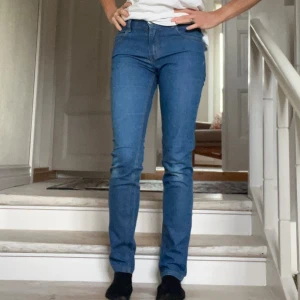Blå Cheap Monday skinny jeans - Klassiska blå jeans från svenska märket Cheap Monday med original-logga bak. Modellen är skinny/ smal passform och normal/låg midja. Material i stretchigt denim, otroligt mjuk och skön passform. Sparsamt använda sedan inköp när märket var ganska nytt. Mycket välbevarade, bra kvalitet. 