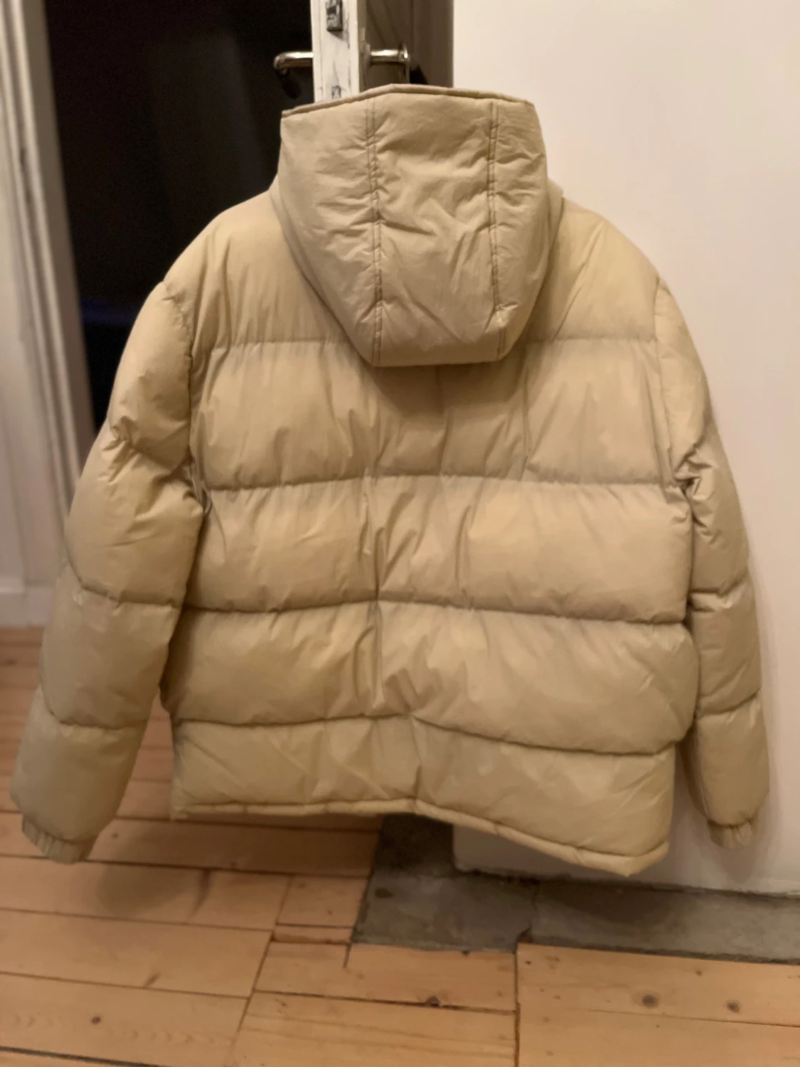 Beige pufferjacka med huva från Boohoo Man - 4