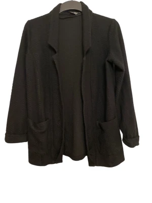 Svart cardigan kofta med fickor - Svart cardigan kofta med avslappnad passform, två framfickor och mjukt stickat material. Jackan har lång ärm och klassisk krage, perfekt att slänga över en t-shirt eller hoodie för en chill look.