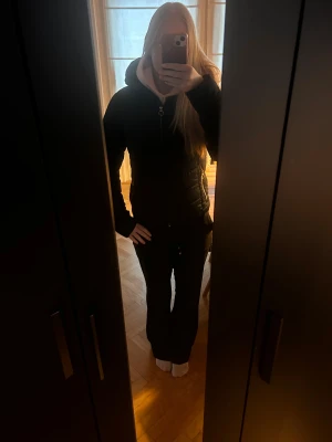 Svart pufferjacka från ONLY med huva - Svart pufferjacka från ONLY med snygg quiltad design och huva. Jackan har dragkedja framtill och två fickor med silverfärgade dragkedjor. Perfekt för kalla dagar och har en clean, modern look som funkar till det mesta.