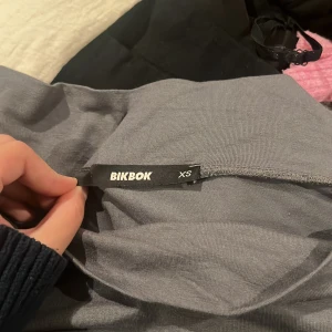 Grå offshoulder topp från Bikbok - Säljer en stilren grå offshoulder topp från Bikbok i storlek XS. Toppen har lång ärm och en tight passform som framhäver figuren. Materialet är mjukt och stretchigt, perfekt för att skapa en snygg och enkel look.