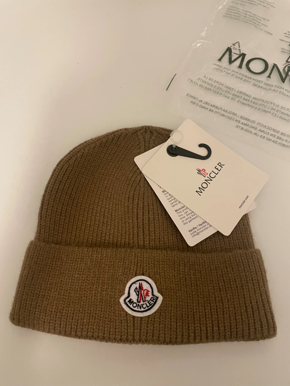 Beige stickad mössa från Moncler