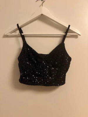 Svart paljettopp - Svart topp med paljetter, lappen med märke och storlek är borta men skulle säga att den sitter som en XS, köpt för längesedan men i mycket bra skick