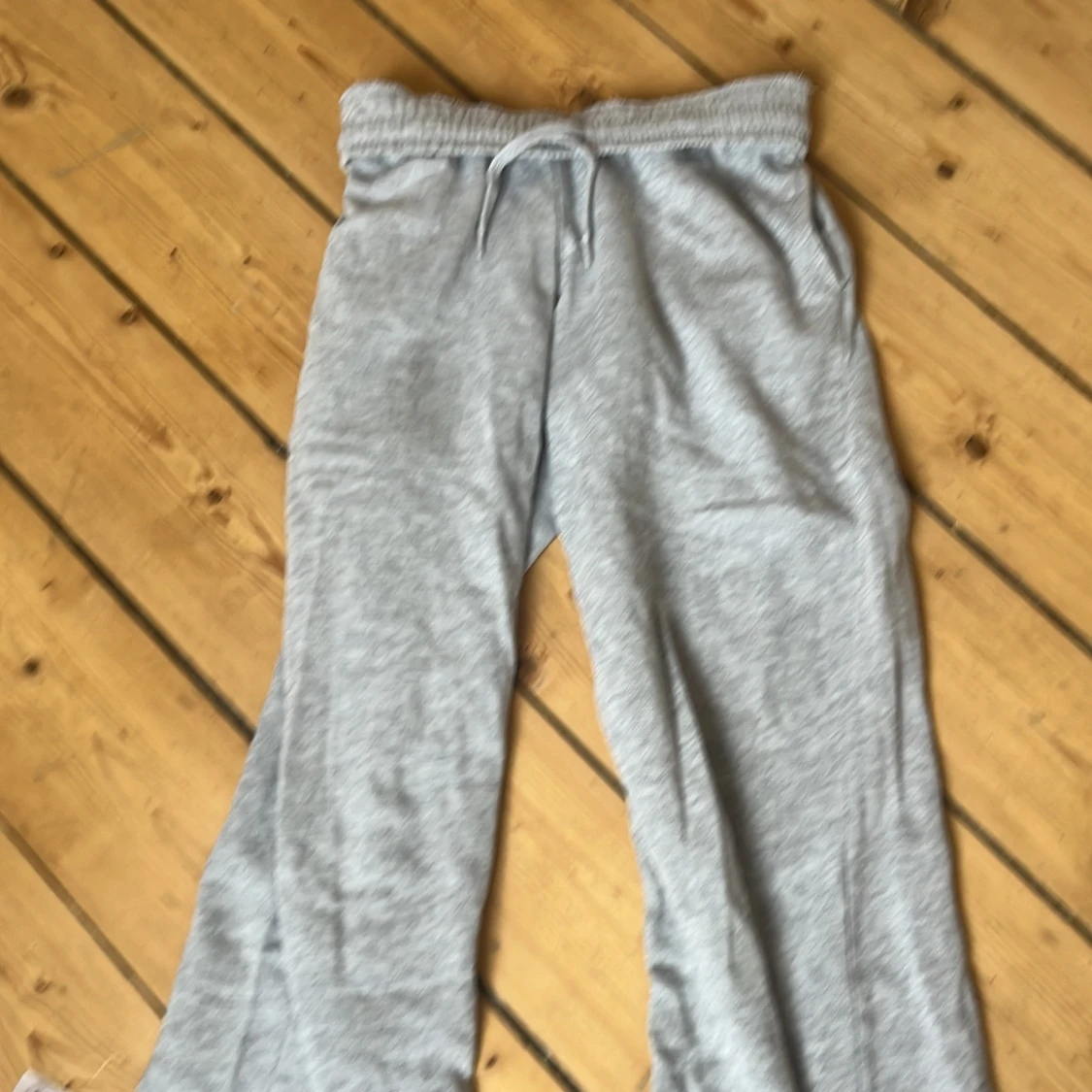 Lågmidjade Grå mjukisbyxor med snörning - 1