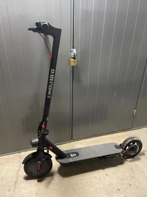 E-Wheels E2S V2 - E-Wheels E2S V2 elsparkcykel i svart, med robust ram och tydliga bromsar. Skicket är bra men bakhjulet har punka!