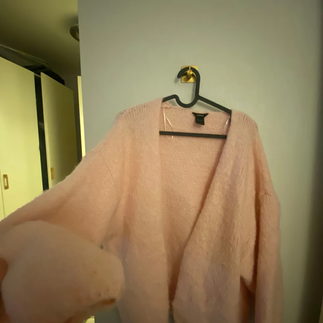 Ljusrosa fluffig kofta från Lindex - 1