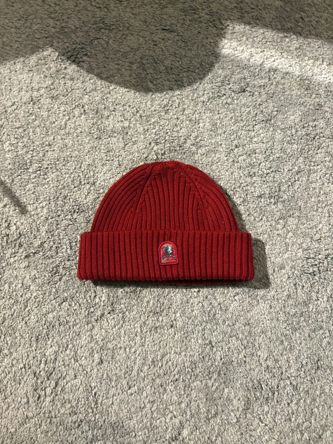 Röd parajumper mössa OANVÄND