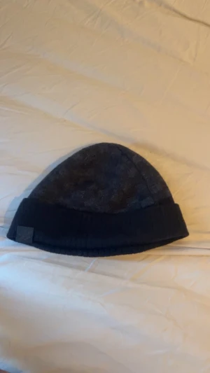 Louis Vuitton mössa äkta med Scan och allt den är tvättat i tvät maskin och tappat lite färg - Jätte fin mössa speciellt när vintern är runt hörnet, passar med alla slags stilar och osv
