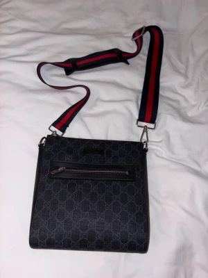 Axelväsk, Messenger bag - Säljer en GG meessenger väska som är i väldigt fint skick, vid intresse hör av dig priset kan gå att diskuteras!