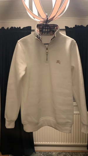 Burberry Quarter zip  - Quarter zip 1/4 zip från burberry. Sprillans ny aldrig använt eftersom tycker inte att den passade mig. Helt ny. Fräsch och varm inför vintern. 