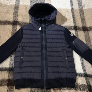 Moncler Tricot Cardigan Navy - Säljer en helt ny 🆕mörkblå Moncler Tricot Cardigan i storlek L men passar för M. Lapparna och äkthetstriangel finns kvar och medföljer vid köp, vid frågor eller intresse är det bara att höra av sig. Digitalt kvitto finns 🧾 Priset kan diskuteras vid snabbaffär eller bundleköp Mvh✅