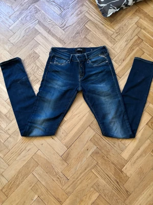 Replay skinny jeans blå, storlek 29 - Snygga blå skinny jeans från Replay i modellen Luz. Jeansen har klassisk femficksdesign, dragkedjegylf och snygga slitningar framtill. Materialet är stretchigt jeans för en tight passform och bekväm känsla. Perfekta för dig som gillar en smal siluett. pris kan diskuteras 