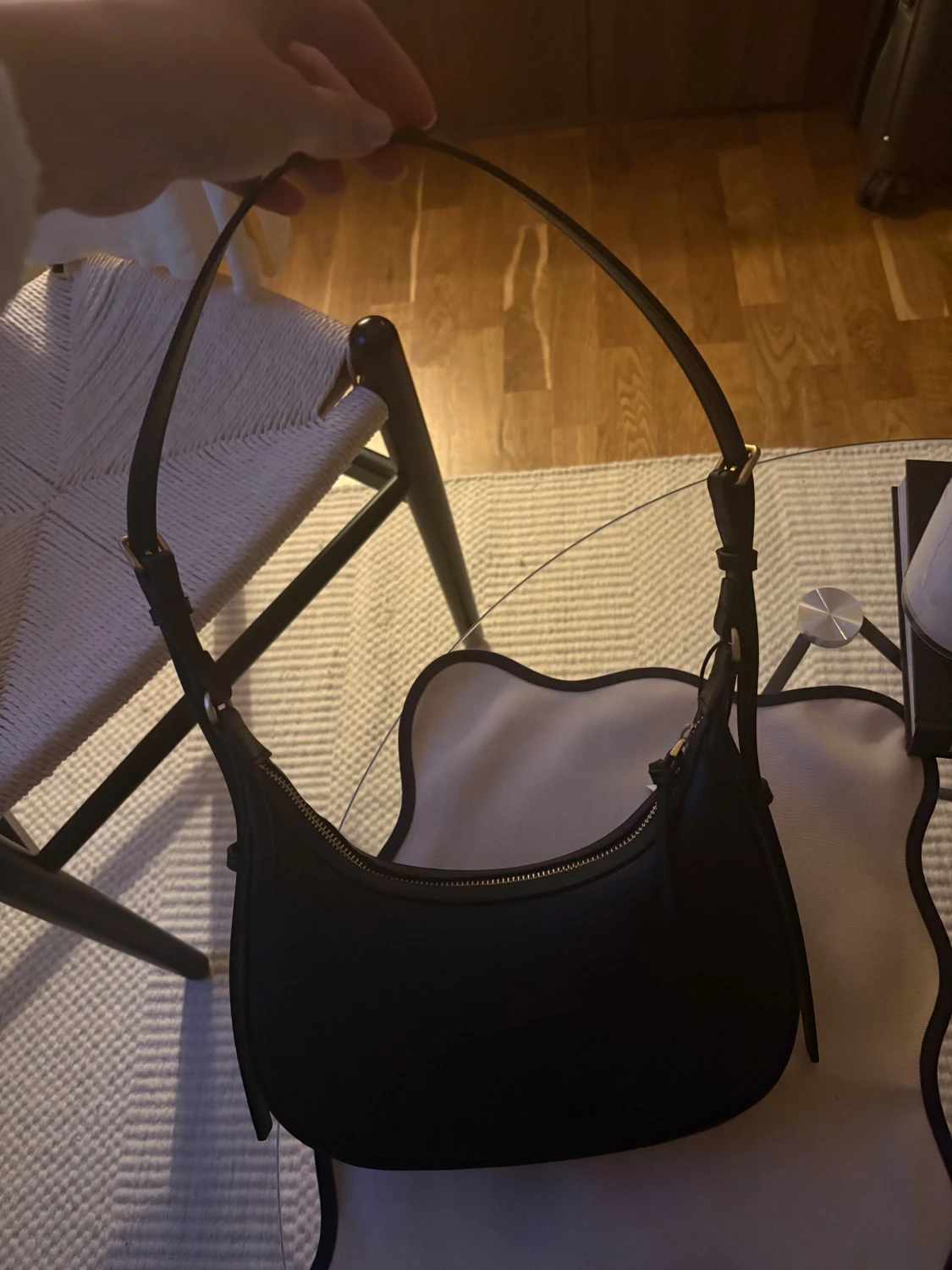 Svart axelväska från mango