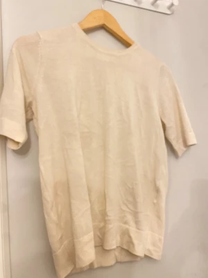 Beige kortärmad t-shirt i bomull - En enkel och stilren beige t-shirt med korta ärmar och rund hals. Tillverkad i mjuk bomull som känns skön mot huden. Perfekt för dig som gillar minimalistisk och clean stil. Passformen är normal och färgen är ljusbeige.
