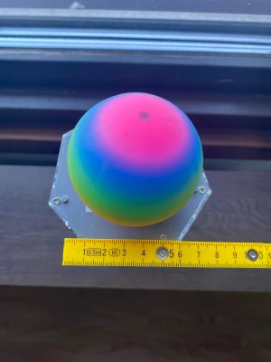 Anti-stress massage boll  - En flerfärgad anti-stress massage boll som är bra att ha och enkel att ha med sig vart man än ska. Du får den annars gratis vid köp av en annan vara