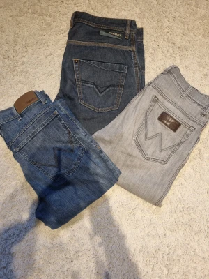Jeans paket - Tre par klassiskta denim jeans från en limiterad kollektion! Säljer för att dom inte används längre men de är I väldigt bra skick och går att bara ta på sig och gå ut!🤗