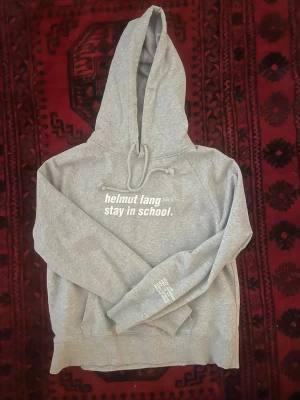 Grå Helmut Lang hoodie med tryck - Grå hoodie från Helmut Lang.