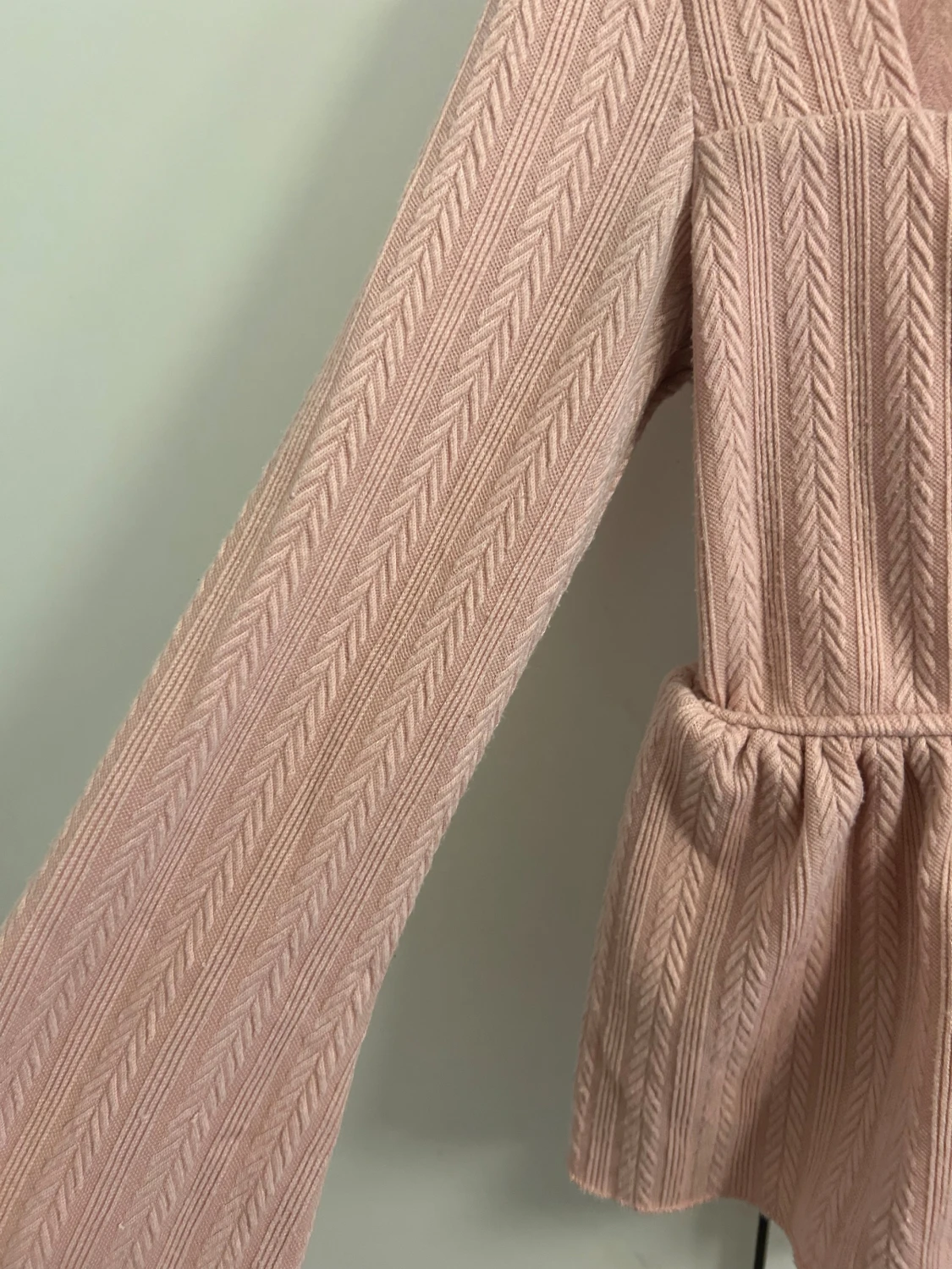 Ljusrosa ribbad blus med volang - 1