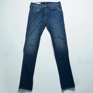 Replay anbass jeans - Säljer ett par blå Replay Hyperflex jeans med klassisk femficksdesign. Modell är anbass och storlek W32/L34. Nypris 1800kr och det är mycket bra skick som nya. Skriv vid funderingar! 