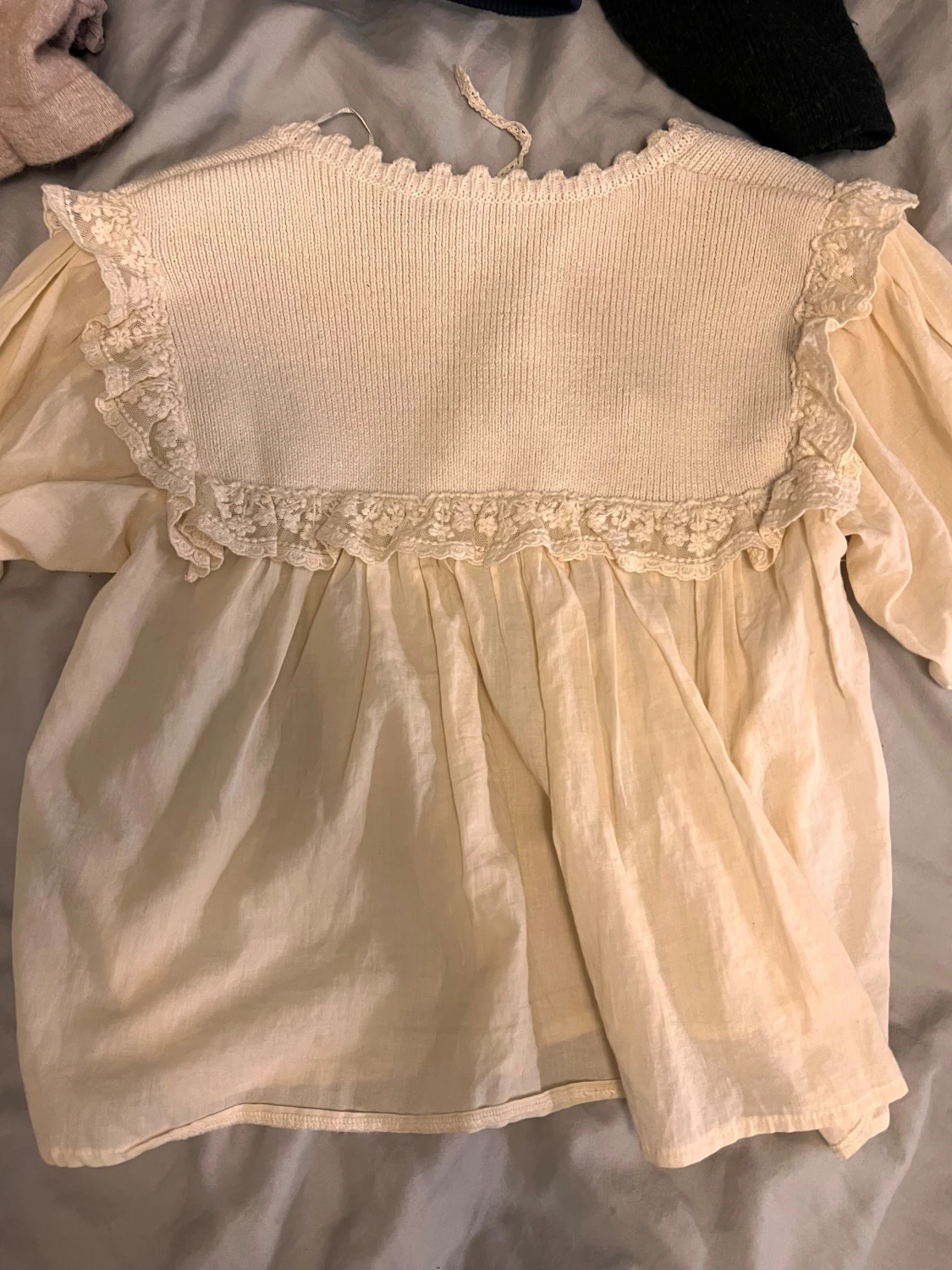 Beige blus med gulligt mönster från Zara - 2