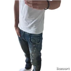 Blå Replay jeans med slitningar - Säljer ett par blå Replay jeans med snygga slitningar. De är hyperflex och modellen Anbass. Storlek 30L/30W. Hör av dig vid fler frågor eller annat!