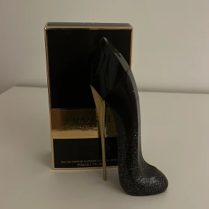 Good Girl Supreme 50ml Parfym - Good Girl Supreme från Carolina Herrera i en  50ml flaska. Använd ett par gånger men väldigt mycket kvar. Har inte sätt denna i butiker på ett tag nu och har för mig att en har blivit borttagen. Köpte för cirka 1300. Skulle kanske säga 40 ml kvar om inte mer.🖤🖤