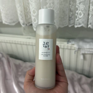 Beauty of Joseon Glow Replenishing Rice Milk Toner - Glow Replenishing Rice Milk Toner från Beauty of Joseon, 150 ml. Kommer i en frostad plastflaska med vit skruvkork. Tonern har en mjölkig, ljusbeige färg och är inspirerad av koreansk hudvård. Perfekt för dig som vill ha extra glow och återfuktning.