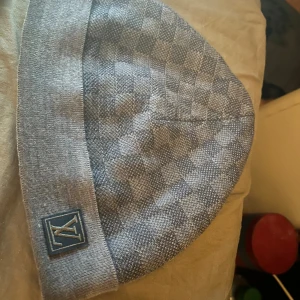 Louise Vuitton mössa - LV mössa i väldigt gott skick! Skriv för fler bilder och eller funderingar.. pris kan diskuteras 