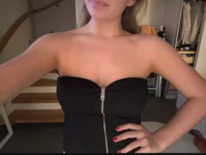 Svart tubtopp med dragkedja från Zara - Säljer en svart tubtopp från Zara med snygg silverfärgad dragkedja framtill. Toppen är axelbandslös. Säljs inte längre på Zaras hemsidor eller butik och är väldigt populär. Säljer vidare då den är för stor för mig. inte mina bilder men fråga gärna efter bilder. Den är large men passar även som en M. Pris kan diskuteras. 