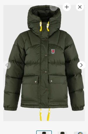 Grön pufferjacka från Fjällräven - SÖKER denna jacka i svart eller färgen som på bilden i storlek xxs/xs kan tänkas byta mot min moncler bady som kostar mer nu🤍🫶🏼
