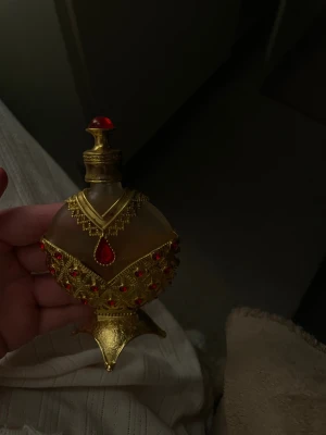 Unik vintage parfymflaska - Snygg och ovanlig parfymflaska med gulddetaljer och röda stenar. Perfekt för dig som vill sticka ut och ha något annorlunda på hyllan. Flaskan har en klassisk applikator och passar dig som gillar exklusiv design.