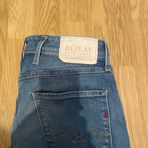 Replay Anbass slim fit jeans blå - Säljer ett par Replay Anbass slim fit jeans i klassisk blå färg. Jeansen passar för mig ej och därför säljs dem. Skick: 9/10 på jeansen