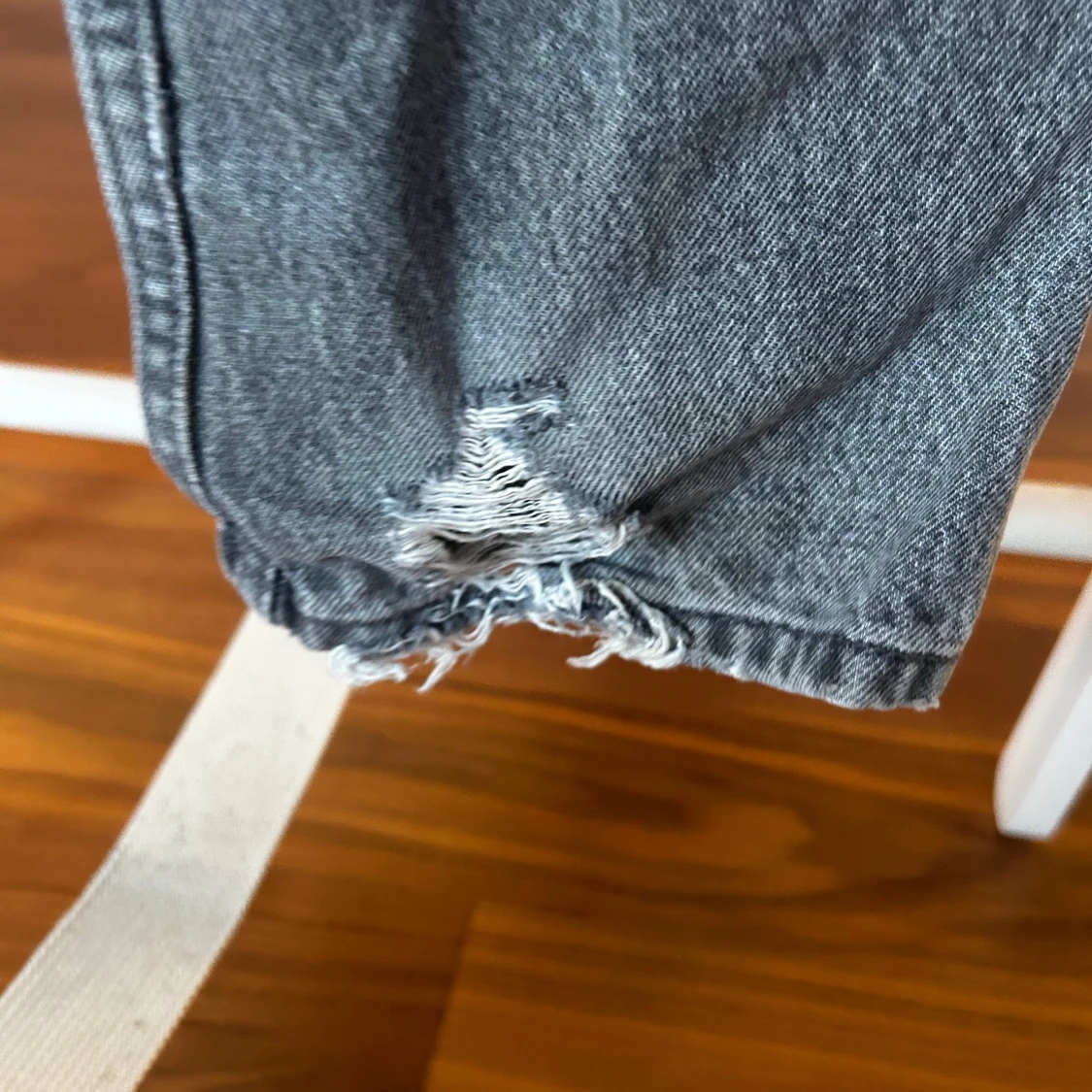 Grå jeans från 157 med slitna detaljer - 3