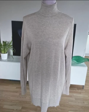 Massimo Dutti stickad tröja - Tunnare stickad tröja med polokrage från Massimo Dutti i storlek S men passat även en som bär 38. Beige färg. Mycket fint skick och sparsamt använd, har inga defekter. Lappen med skötselråd och materialinfo bortklippt.  Längd mätt i ryggen: 75 cm Från armhåla till armhåla: 54 cm